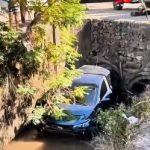 carro cai em córrego em Guarulhos