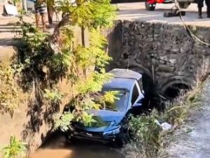 carro cai em córrego em Guarulhos