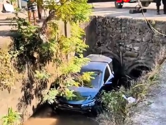 carro cai em córrego em Guarulhos