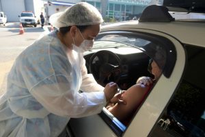 drive-thru de vacinação contra a influenza