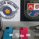 revólver e celulares