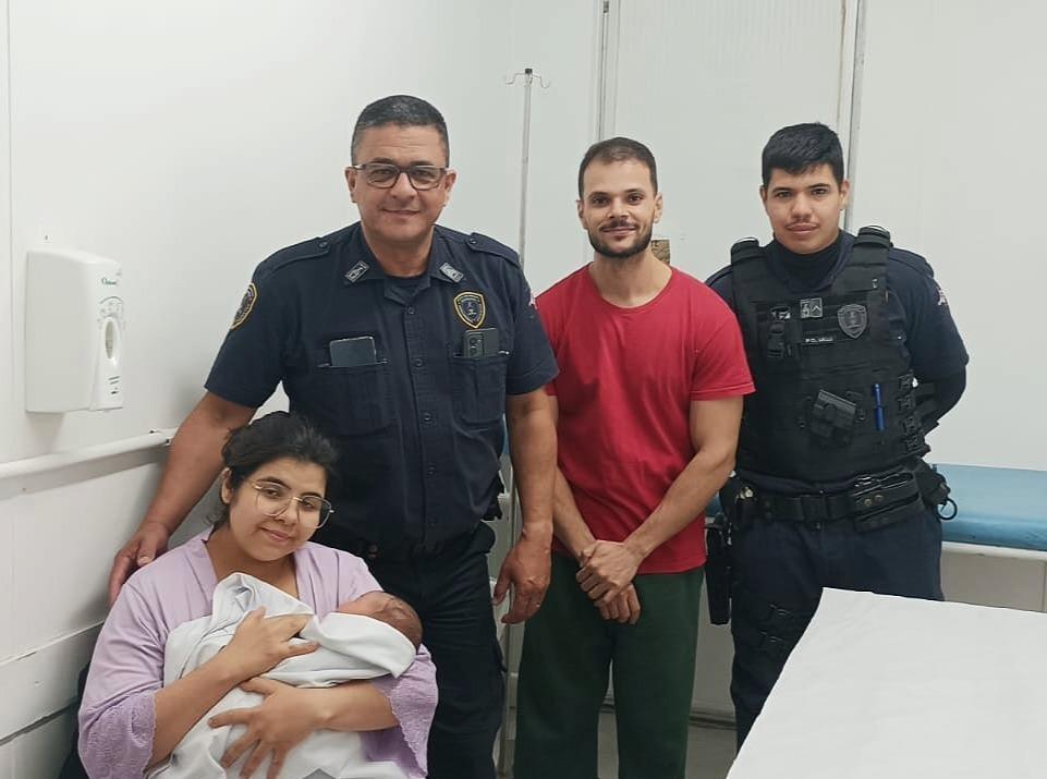 GCM usa manobra de desengasgo e salva bebê