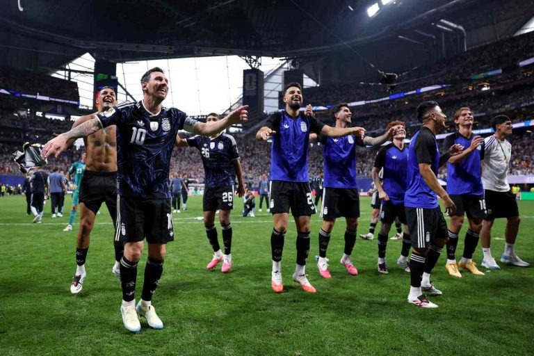 Jogadores da Argentina comemoram vitória contra a Inglaterra na semifinal da Copa do Mundo