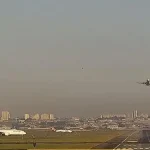 balão e avião no Aeroporto de Guarulhos