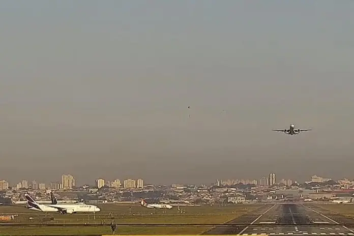 balão e avião no Aeroporto de Guarulhos