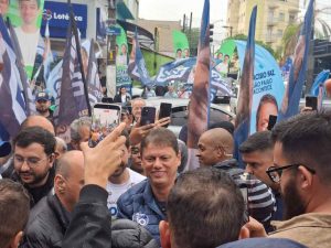 Tarcísio de Freitas, governador, em campanha em Guarulhos