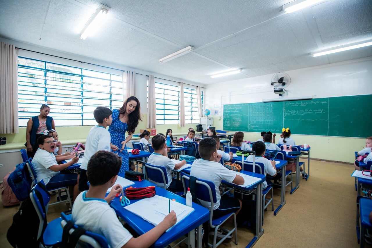 sala de aula, professora, alunos, escola