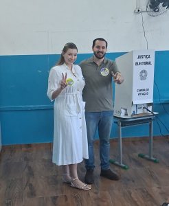 Carol Sanches e Lucas Sanches, após votarem