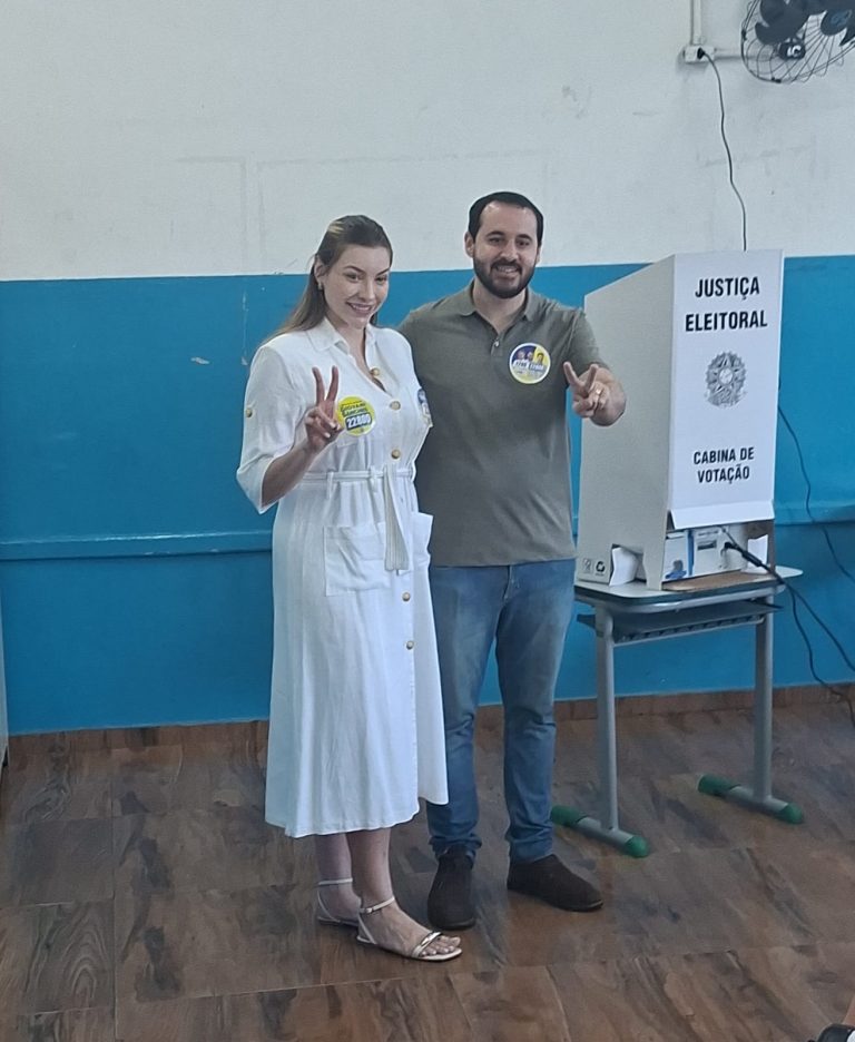 Carol Sanches e Lucas Sanches, após votarem