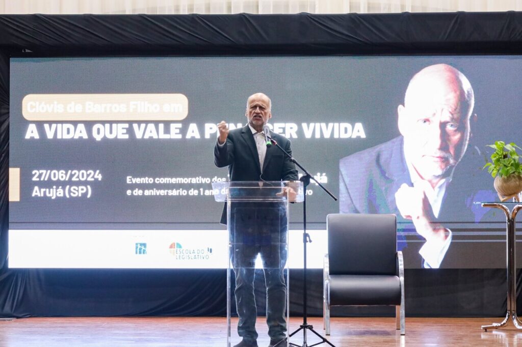 Clovis-de-Barros-Filho-em-palestra-em-Aruja