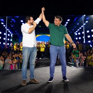 Lucas Sanches e Flávio Bolsonaro no último ato da campanha presidencial em SP