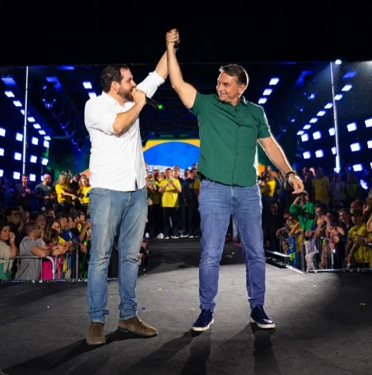 Lucas Sanches e Flávio Bolsonaro no último ato da campanha presidencial em SP
