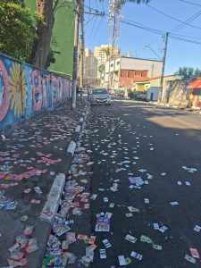 rua suja com santinhos em Guarulhos