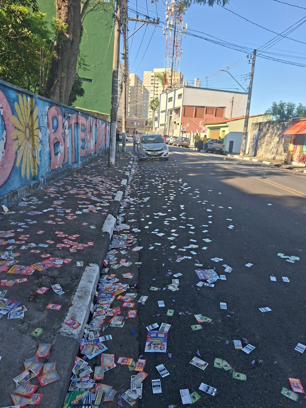 rua suja com santinhos em Guarulhos